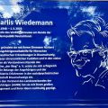 Foto von der Gedenktafel mit einer Zeichnung von Marlis Wiedemann und einer Kurzbeschreibung über ihr Engagement.