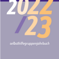 Das Titelbild der digitalen Broschüre, der Hintergrund ist fliederfarbend. In weiß, hellgelb, gelb und orange stehen mittig groß die Jahreszahlen. 2022/23. Darunter ist in weißer Schrift selbsthilfegruppenjahrbuch zu lesen.