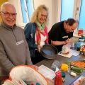 Foto: Die Teilnehmenden beim Kochen in Aktion