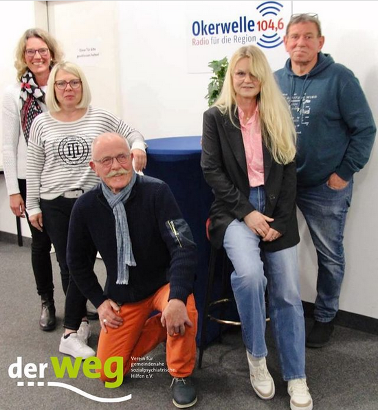 Gruppenbild der fünf Teilnehmer*innen im Radio